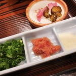 あつたや - 「信長と小濃の出逢い 海鮮ときのこ激熱トロトロ丼」の具を頂いた後に残った、トロトロ餡のお味の滲みた御飯へ辛子明太子、葱、塩の三種類の薬味をお好みに合わせてトッピングして頂きます。