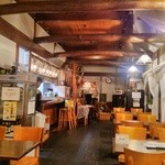 Mujika Famu - 店内はこんな感じで山小屋風ですねぇ（奥から入口に向かって撮影）