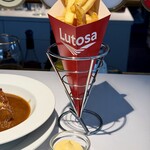 Revive - 添えられたフライドポテトは外がカリッ、中はほくほく。マヨネーズをつけるもよし、シチューに浸すもよし。どちらも格別で、ポテトがまるでソースのキャンバスのように味を映し出してくれます。口の中いっぱいに広がる豊かな風味は、まさに“ベルギーの秋”を描いた一枚の絵画のようです。