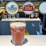 Revive - 最初に手にしたのは「ヒューガルデンロゼ（小）」。グラスを傾けると、ラズベリーの甘酸っぱい香りがふわりと立ちのぼります。ひと口含むと、ベリーの酸味が舌を撫で、続いて優しい甘みが広がりました。優美なルビー色が陽光にきらめく様子は、飲むだけでなく見つめる楽しみも与えてくれる。気づけば「大でもよかった」と思うほど、軽やかで心を解きほぐすビールでした。