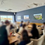 Revive - 店内に足を踏み入れると、そこはカジュアルながらもどこか落ち着いた雰囲気。木目調の温もりが広がり、インテリアは過度に飾り立てることなく、ベルギーらしい上質さと居心地の良さを漂わせていました。