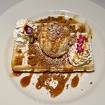 Revive - 外はカリッと、中はふわっと軽やか。バニラアイスの冷たさとワッフルの温かさが生み出す温冷のコントラストは、心地よい驚きを与えてくれます。上から散りばめられたビスコフの香ばしいスパイスと、クランブルのザクザク感が、甘さの層に奥行きを添えていました。食べるたびに異なる表情を見せるその一皿は、まるで食後の物語を締めくくる美しいエピローグのよう。