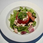 Revive - 前菜は「トマト・クルヴェット」。真っ赤なトマトをくり抜き、中に小エビと卵、マヨネーズが詰められた愛らしい一皿です。フォークを入れるとトマトの酸味、エビの旨味、卵のまろやかさが一体となり、口の中で小さな祝祭が始まるかのよう。ビールの軽快さと相まって、まるで夏の庭で開かれるガーデンパーティーのような華やぎを感じました。