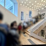 Revive - しかし、現実は甘くはなく、平日の午前10時でさえ多くの人々が列をなしていました。並ぶこと約1時間。途中で規制がかかり、並ぶことも叶わない方もいる中で、運よく入店することができたのは本当に幸運でした。待つ時間さえ「これから訪れる食体験を前奏にしているのだ」と思わせるような、不思議な高揚感があります。