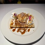 Revive - 締めくくりは「ブリュッセル・ワッフル」。長方形のワッフルにバニラアイス、両端にはクリーム、そして小さな花が添えられた華やかなデザートです。