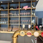 Revive - 私が案内されたのはビールサーバー前のカウンター席。次々と注がれる琥珀色やルビー色のビール、店員さん同士の軽快なやりとり、その光景を間近で眺めながら、すでに小さな劇場の観客になった気分です。