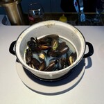 Revive - 次に運ばれてきたのは「ムール貝の白ワイン蒸し」。大きな深底の鍋に盛られたハーフサイズでも、その迫力は十分。殻を開けると、海の香りと白ワインの芳醇な香りが一瞬にして広がります。肉厚の身を口に含むと、海の旨味とワインの深みが溶け合い、潮風に吹かれているような感覚に誘われました。2人でシェアしてもたっぷり楽しめるそのボリューム感も魅力の一つです。