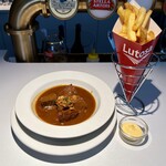 Revive - メインは「フランドル風ビーフシチュー」。ベルギーの郷土料理を象徴する一皿です。牛肉はベルギー産ダークビールでじっくり煮込まれており、ナイフが要らないほどに柔らか。口に入れるとビール由来のコクと香ばしさがじんわりと広がり、赤ワイン仕立てとは異なる奥深い滋味に思わず目を閉じてしまいました。