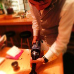 浪花ろばた 頂鯛 - 平田店長自ら注いでくれたよ～。