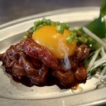 焼ジビエ 罠 神田 - 鹿ユッケ：肉々しさを感じるユッケ