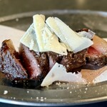 焼ジビエ 罠 神田 - 本日の塊焼き：鹿肉のチーズ乗せ