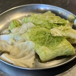 焼ジビエ 罠 神田 - お通しの白菜浅漬け