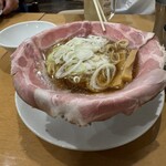 ラーメン大戦争 三宮店 - 白いお皿に乗って逆三角形の丼で登場します。