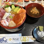 丼兵衛 - 特選さっぽろ朝市丼(並)とカニ汁