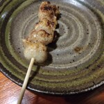 焼鳥大吉 - 大吉名物のニンニクの皮巻き串