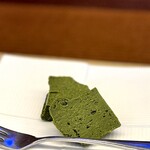 エピセ - おまけ。 「お店が選ぶピックアップ！口コミ」に登場のレビュアーさんのデザート、食べてみたかったなぁと思ってたら、シェフに通じたのか、同じものお出しいただきました。 あー、ほんと品のある大人のビターな味わい。 これも酒なしでは食べれない。