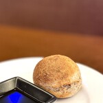 エピセ - いつものライ麦パン。 クミンかな、、ちょっとカレーのようなニュアンスを感じます。 オリーブオイルで。