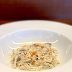 エピセ - きのこたっぷり。 バター、チーズ、生クリームもかな？ かなり濃厚でコクが強い味わい。 こんな旨いもん、ワインなくしてはムリ。