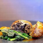 エピセ - 思いっきり割ってみました。 瞬間の写真を撮りたかった。 きっと香りも写ったはず。 牛のいろんな部位が、ぎゅぎゅっとつまってます。 見るだけでイキそうです。 もちろん、ビジュアルを裏切らない、堂々とした重量級の旨さ。 ソースも肉汁もあますことなくぜんぶいただきます。 苦みや旨みたっぷりで味が濃い野菜ももちろん旨い。 これは大満足の逸品。 ワインを呼びまくる。