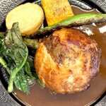 エピセ - 千葉産黒毛和牛のパイ包み焼き。 パイ包みと聞くと切り分けてシェアするスタイルを想像してましたが、これが１人分づつゴロッと焼かれたパイ包み。 ひと手間を惜しまない姿勢に感謝しながら食欲が奮い立ちます。