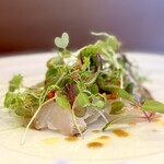 エピセ - 8日熟成のアイナメ。 わりと厚切りで、ムダな水分が抜けて旨みを濃縮。 なのにフレッシュのような弾力があります。 酸味のソースとピンクペッパーが白身の旨みを一層豊かにします。