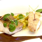 エピセ - いつものように、皮目はバリバリ、身はしっとりふんわり。 今回は塩ひかえめでそのぶん濃いバルサミコソースが仕事をします。 魚が旨いのはもちろんなんだけど、 バターとオイルが乳化したギンナンもめちゃくちゃ旨い。