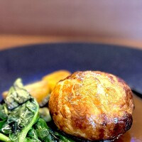 エピセ - 既に旨そうなソースにまみれて、中がどうなってるのか、気になってしかたない。 野菜も気になるけど、パイ包みはやっぱり袋とじのエロ雑誌を手にする10代男子のようにワクワクさせます。
