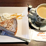 Cafe Miyama - ケーキセット(ブレンドコーヒー＆リンゴのクランブルケーキ)　864円(税込)