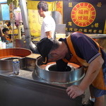 福州世祖胡椒餅 - 窯に胡椒餅をひとつひとつ貼り付けています。