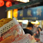 福州世祖胡椒餅 - 買ってすぐは熱くて持つのがやっと・・とても齧りつけません！