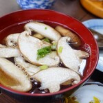 大手食堂 - 2024年9月　しいたけ汁【税込180円】全然味が染みてない(-_-)