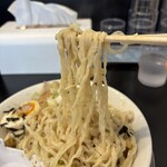 中華そば 丸正 滝本商店 - 平打ちちぢれ麺のリフト