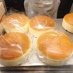 焼きたてチーズケーキ りくろーおじさんの店 JR新大阪駅中央口店 - 