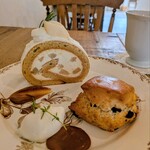 喫茶 tameiki - 和梨のロールケーキ890円、チョコチップスコーン450円、薬膳茶(慈雨)600円▲セット割引50円✨️ほろ苦くてなめらかな感動レベルのキャラメルソースで全体がグッとまとまります！