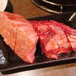 ホルモンゆうちゃん - カルビ(イチボ) 1100円とハラミ1200円