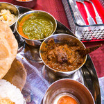 手前から、デザート・マトン・サグチキン・豆