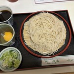 ヤマカそば - 料理写真:大もり(830円)と生卵(30円)