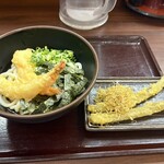 うどん定食 なべちゃん - 料理写真:暫く待つと注文した海老天ぶっかけうどんにごぼう天プラス８８０円の出来上がりです。