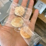 ももちゃんのおかきせんべい - 最初から、買う気満々なので、念入りに、味見はする　※味見は1人1回まで、らしい