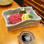 いざかや しん - 見た目も味わいも素晴らしい馬刺し赤身でした(o^^o)