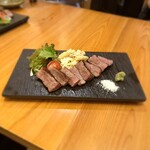 いざかや しん - 宮崎牛のイチボを使った赤身の旨みが溢れる絶品カットステーキです(o^^o)