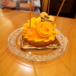 いざかや しん - マンゴーを薔薇の花に見立ててデコレートした『コムサカフェ』の人気商品です(o^^o)