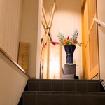 いざかや しん - 通りから階段を2階に上がるとお店があります(o^^o)