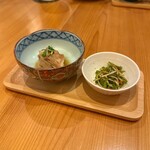 いざかや しん - お通しの左側は『カンパチのあら煮』、右側は『ピーマンのきんぴら』です(o^^o)