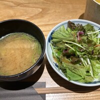 肉寿司 肉和食 KINTAN コレド室町 - 味噌汁、サラダ