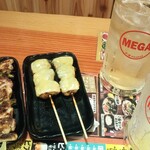 鳥貴族 調布東口店 - 貴族焼きスパイスとつくねチーズ　メガハイボールも