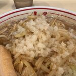 蒙古タンメン中本 - タップリのモヤシと背脂