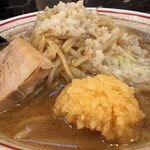 蒙古タンメン中本 - 厚切りの柔らかチャーシューとタップリのクラッシュにんにく！！