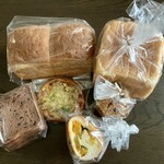 ビオッサ 春日店 - 左上から玄米山型食パン、ビオブレッド、フォンダンショコラ、カボチャ(ハーフ)、ショコラ(ハーフ)、ツナとコーンのピザ