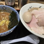 松戸富田麺業 - ドロっとした濃厚スープに　特製ならではの３種のチャーシューが　見た目から食欲をそそります